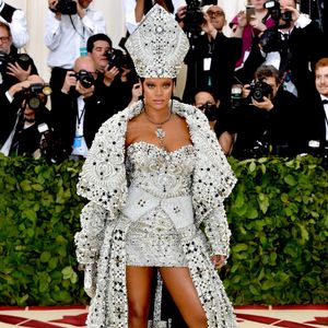 Rihanna no Met Gala 2018 com look de Maison Margiela, com mitra papal e manto bordado