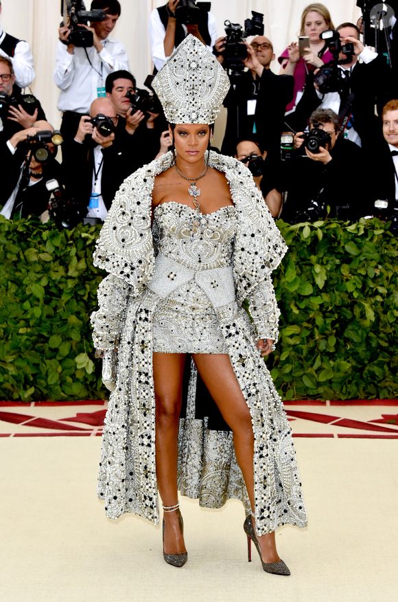 Rihanna no Met Gala 2018 com look de Maison Margiela, com mitra papal e manto bordado