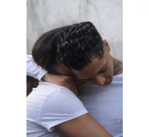 Caro Oruam: a prisão preventiva do artista foi revogada por decisão judicial. A notícia foi compartilhada nas redes sociais por Márcia Gama Nepomuceno, mãe do cantor