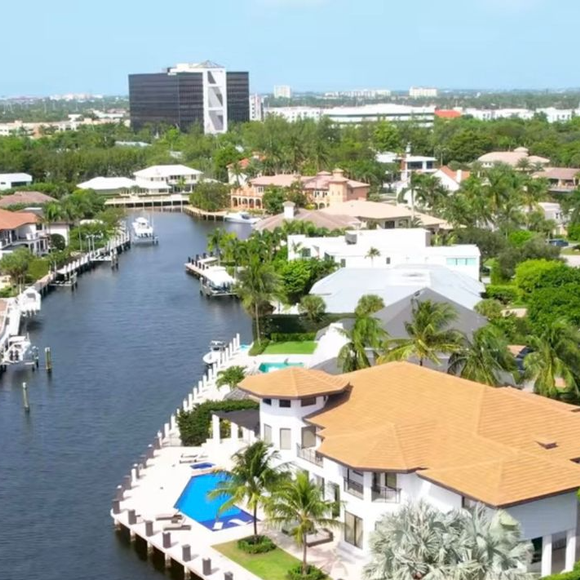 A residência de Messi em Fort Lauderdale impressiona pelos quase 1.000 m² de área construída e vista privilegiada para os canais da Flórida