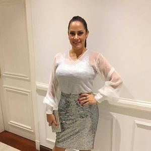 Também não era incomum ver Silvia Abravanel com penteados e tranças no cabelo