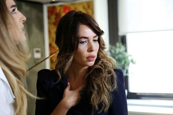 A personagem Arzu, vivida por Esra Ronabar, esconde um segredo devastador: é a mãe biológica que abandonou Cennet ao nascer