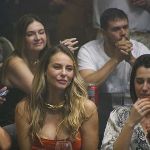 Paolla Oliveira levou as amigas para show de Diogo Nogueira