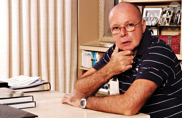 Autor da novela 'Vale Tudo', Gilberto Braga precisou reescrever as cenas de Laís (Cristina Prochaska) e Cecília (Lala Deheizelin) após veto da Censura