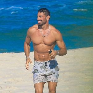 Corpo malhado de Cauã Reymond: ator fez corrida nas areias de praia do Rio de Janeiro em 7 de maio de 2025