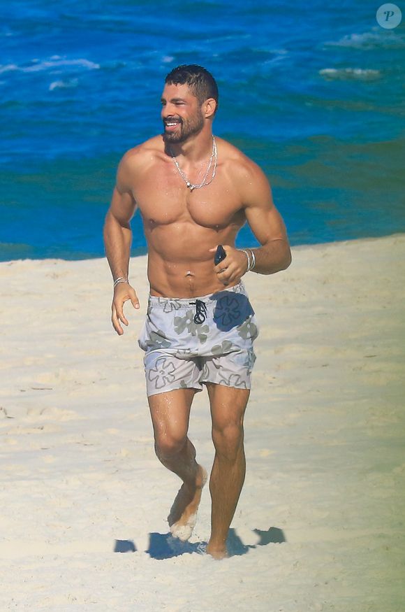 Corpo malhado de Cauã Reymond: ator fez corrida nas areias de praia do Rio de Janeiro em 7 de maio de 2025