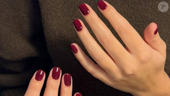 Unhas quadradas cor de cereja escuro são tendência para o Outono: a cor é usada por mulheres que querem demonstrar segurança e sofisticação.