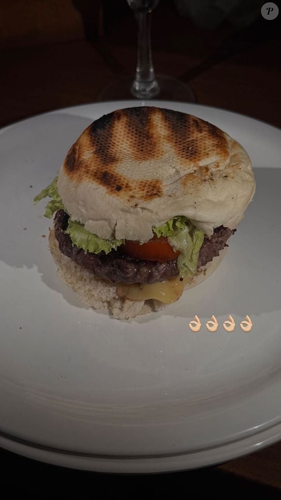 Duda Guerra mostrou o hambúrguer preparado por Benício Huck