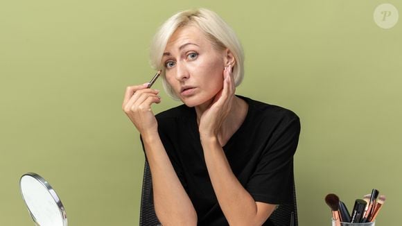 Para o dia a dia, o delineado invertido pode ser feito com tons creme ou marrons, criando uma maquiagem sutil que alonga o olhar sem adicionar muita cor