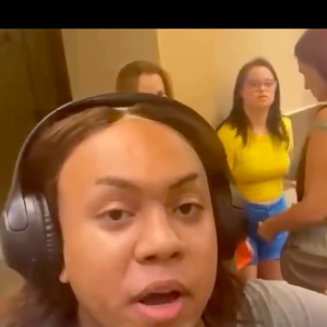Uma mulher identificada como Roberta Santana gravou um vídeo onde disse que Cássia Kis a ofendeu por frequentar o banheiro feminino