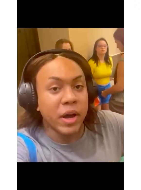 Uma mulher identificada como Roberta Santana gravou um vídeo onde disse que Cássia Kis a ofendeu por frequentar o banheiro feminino