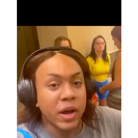 Uma mulher identificada como Roberta Santana gravou um vídeo onde disse que Cássia Kis a ofendeu por frequentar o banheiro feminino
