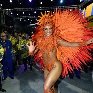 Mileide Mihaile deu show de samba no pé em sua estreia na Unidos da Tijuca