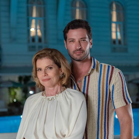 Walter (Leandro Lima) é amante de Odete (Debora Bloch) na novela 'Vale Tudo'