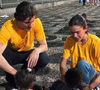 Quando um ato de solidariedade parece estar ligado à busca por reconhecimento ou prestígio, a reação social pode mudar. Entenda o que estudos de psicologia dizem sobre o chamado 'altruísmo contaminado'
