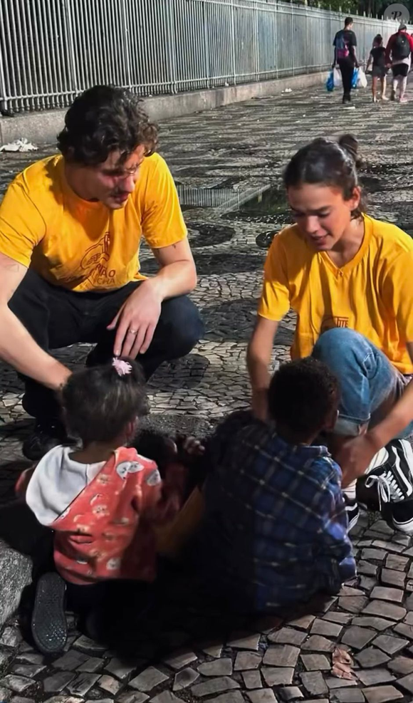 Quando um ato de solidariedade parece estar ligado à busca por reconhecimento ou prestígio, a reação social pode mudar. Entenda o que estudos de psicologia dizem sobre o chamado 'altruísmo contaminado'