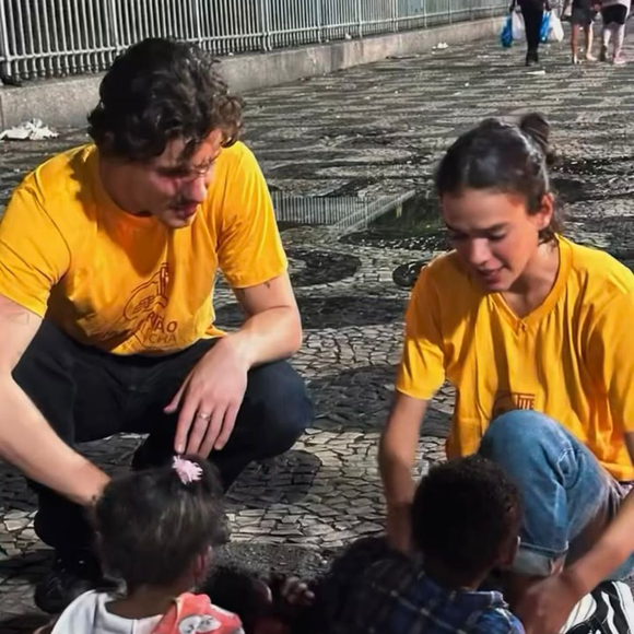 Quando um ato de solidariedade parece estar ligado à busca por reconhecimento ou prestígio, a reação social pode mudar. Entenda o que estudos de psicologia dizem sobre o chamado 'altruísmo contaminado'