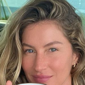 A personagem Serena, vivida por Gisele Bündchen, foi criada especialmente após a conversa casual que aconteceu dentro do avião