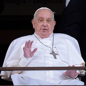 2025: ainda internado, Papa Francisco saúda e abençoa os fiéis da sacada do Hospital Gemelli antes de sua alta médica