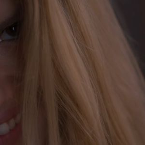 O encontro de Camila Queiroz e Camila Pitanga, que aconteceu momentos antes de uma grande revelação sobre a verdadeira identidade de Sofia, pegou os fãs de surpresa.