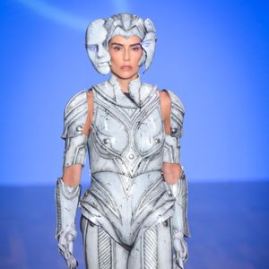 A coleção traz elementos que remetem à arte contemporânea, animes e filmes como 'Metrópolis' e 'A.I. - Inteligência Artificial'.