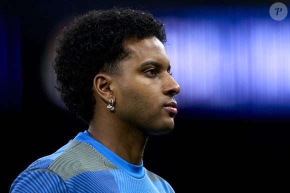 Rodrygo Goes está fora da Copa do Mundo 2026 após romper o ligamento cruzado anterior e o menisco do joelho direito. Neymar se pronunciou nas redes e emocionou torcedores ao falar sobre sofrimento e superação