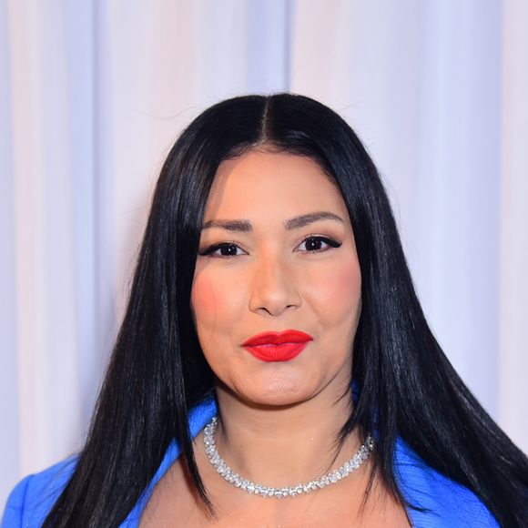 Em vídeos compartilhados nas redes sociais, a cantora aparece cantando ao lado de Manu Bahtidão, enquanto o ator a observava atentamente da plateia, com um copo na mão.