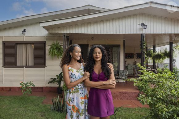 Raquel (Taís Araújo) e Fátima (Bella Campos) na casa da família no PR