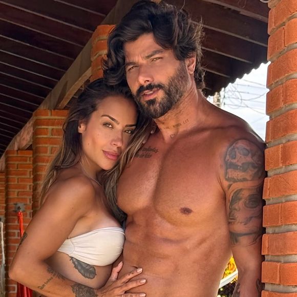 Renan Oliveira vive um relacionamento com a também modelo e criadora de conteúdo Julia Melo