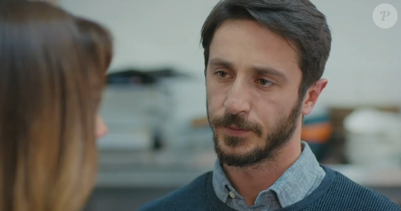 Na novela 'Força de Mulher', Emre entrega um buquê de flores para Sirin.