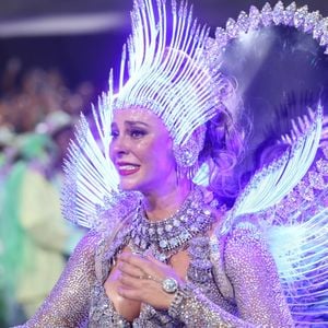Paolla Oliveira, rainha da Grande Rio, precisou segurar as lágrimas durante desfile