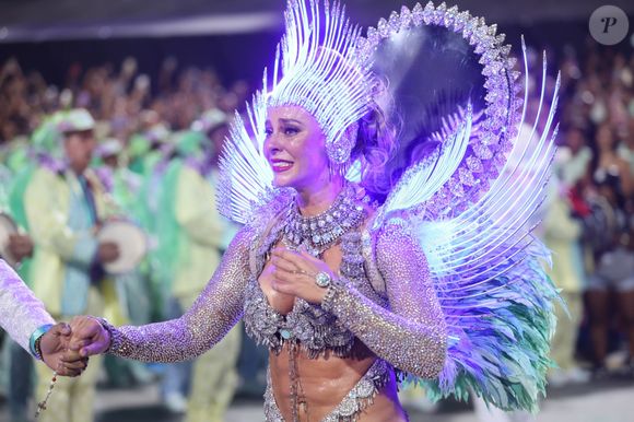 Paolla Oliveira, rainha da Grande Rio, precisou segurar as lágrimas durante desfile