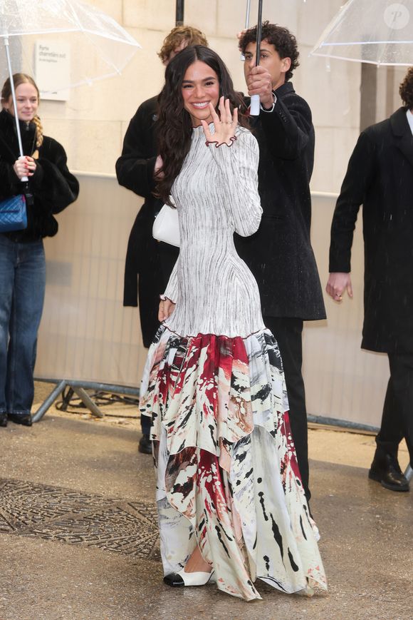 Bruna Marquezine escolheu um scarpin em modelo slingback branco com o bico preto e quadrado. No ano passado, a Chanel resgatou a tendência em sua coleção primavera-verão