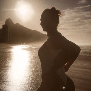 Cliques de Paolla Oliveira ao nascer do sol viralizam e rendem elogios à atriz nas redes sociais