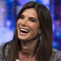 De pesadelo com stalker a medo de avião após acidente aéreo: 5 curiosidades inusitadas de Sandra Bullock, hoje aos 62 anos, que vão muito além da beleza e do talento