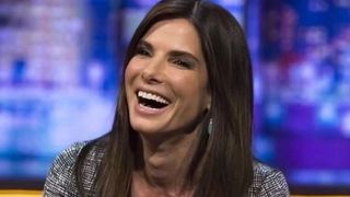 De pesadelo com stalker a medo de avião após acidente aéreo: 5 curiosidades inusitadas de Sandra Bullock, hoje aos 62 anos, que vão muito além da beleza e do talento