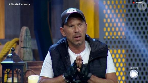 “O que eu penso, eu já falei”. E ao ser indagado sobre as reações do público, limitou-se a dizer: “Não me importo”.