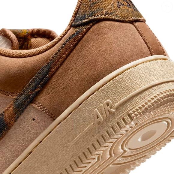 Para quem ama um visual prático sem abrir mão de informação de moda, o Nike Air Force 1 em marrom/bege surge como um curinga poderoso para os looks da temporada