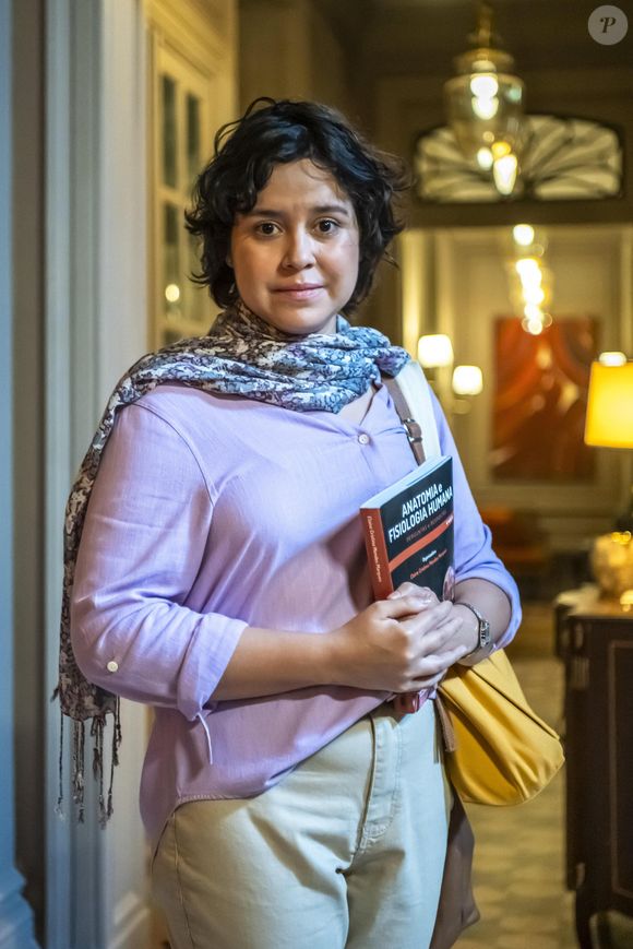 Claudia (Lorrana Mousinho) ouve de Josefa sobre relação de Arminda e Ferette