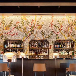 No topo do hotel, em seu 45º andar, está o The Bvlgari Bar, de onde os hóspedes podem experimentar os encantos de um jardim mediterrâneo cercado pelo horizonte de Tóquio