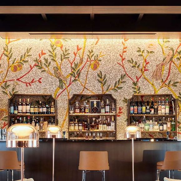 No topo do hotel, em seu 45º andar, está o The Bvlgari Bar, de onde os hóspedes podem experimentar os encantos de um jardim mediterrâneo cercado pelo horizonte de Tóquio