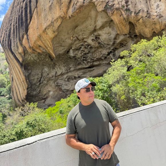 Neto Araújo construiu uma trajetória de destaque no forró eletrônico, passando por duas bandas que fizeram sucesso em todo o Nordeste