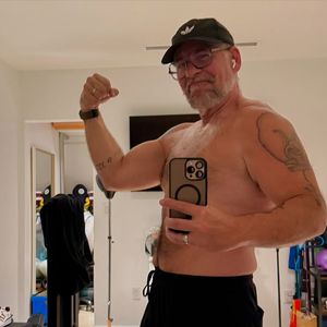 Além do corpo definido, Leandro Hassum passou a apostar em um visual mais diferente no último ano