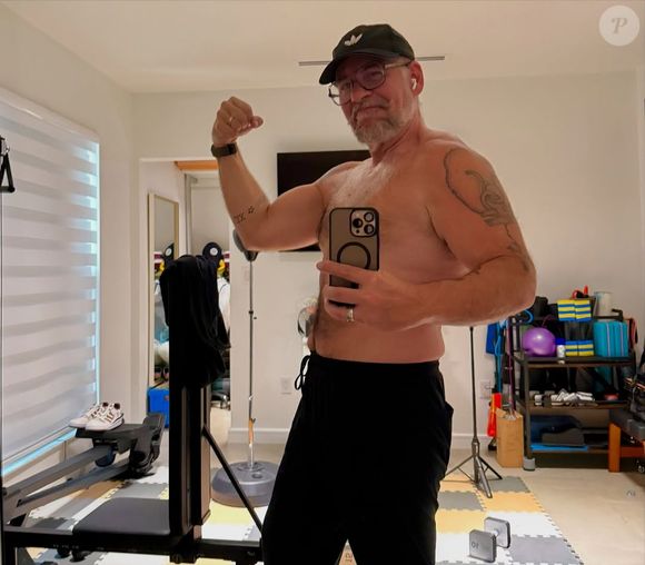 Além do corpo definido, Leandro Hassum passou a apostar em um visual mais diferente no último ano