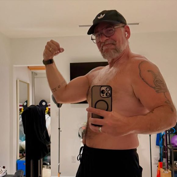 Além do corpo definido, Leandro Hassum passou a apostar em um visual mais diferente no último ano