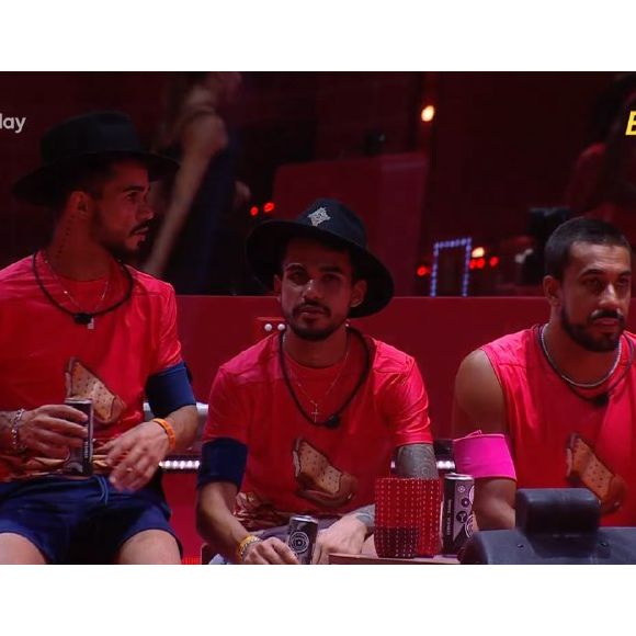 Anitta foi criticada por João Pedro e João Gabriel no 'BBB 25', dias após fazer um show na casa