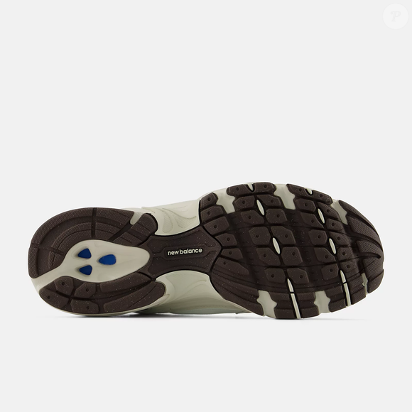 O tênis New Balance 530 conta com entressola ABZORB, tecnologia desenvolvida para absorver o impacto por meio da combinação entre amortecimento e resistência à compressão, características que integram a proposta funcional do modelO