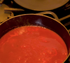Depois de adicionar os últimos ingredientes, leve para o fogo baixo e cozinhe por 40 minutos a 1 hora, mexendo algumas vezes para não grudar no fundo