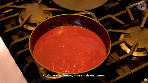 Depois de adicionar os últimos ingredientes, leve para o fogo baixo e cozinhe por 40 minutos a 1 hora, mexendo algumas vezes para não grudar no fundo