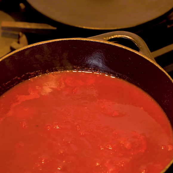 Depois de adicionar os últimos ingredientes, leve para o fogo baixo e cozinhe por 40 minutos a 1 hora, mexendo algumas vezes para não grudar no fundo